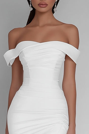 Robe courte moulante en satin blanc